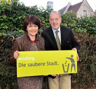 Foto von Franziska Olischer und Dr. Leopold Lindebner mit dem Logo der Aktion Mödling die saubere Stadt