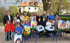 Bild v.r.: Franziska Olischer, Daniela Jordan, Yves Mattis, Sabine Fröhlich, Pepi Bauer, Klaus Percig, Lothar Mittermayer, Isabella Meidl und Martin Czeiner mit den kleinen Künstlerinnen und Künstlern des Hortes Babenbergergasse.